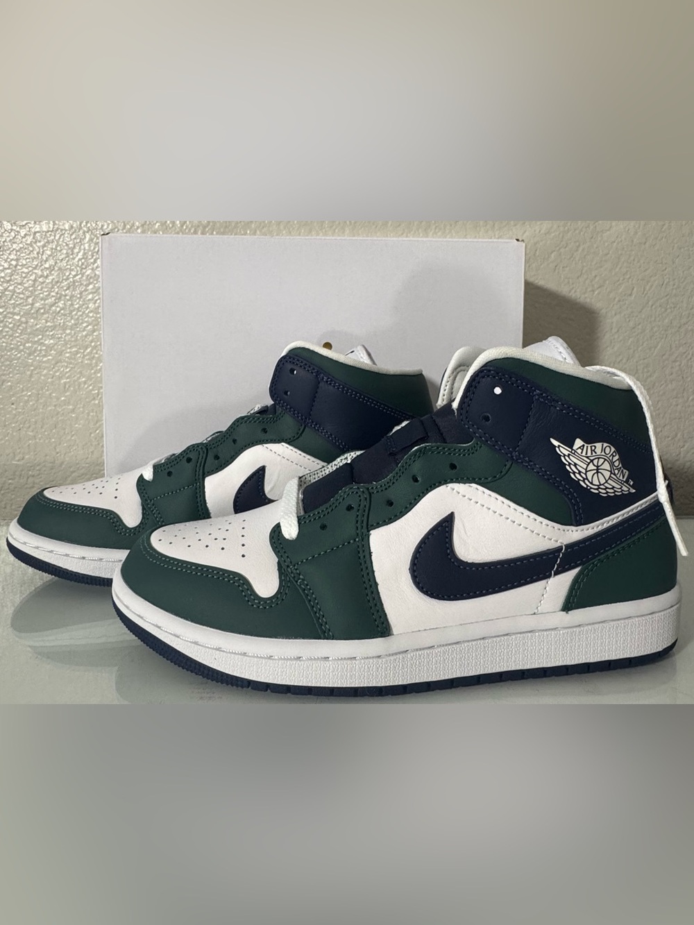 Women’s Nike Air Jordan 1 Mid SE in Nobel Green / Midnight Navy in Size 8